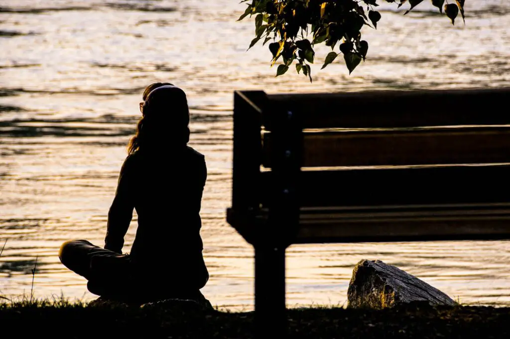 mujer meditando en busca de espiritualidad Y CONFIANZA EN SI MISMA